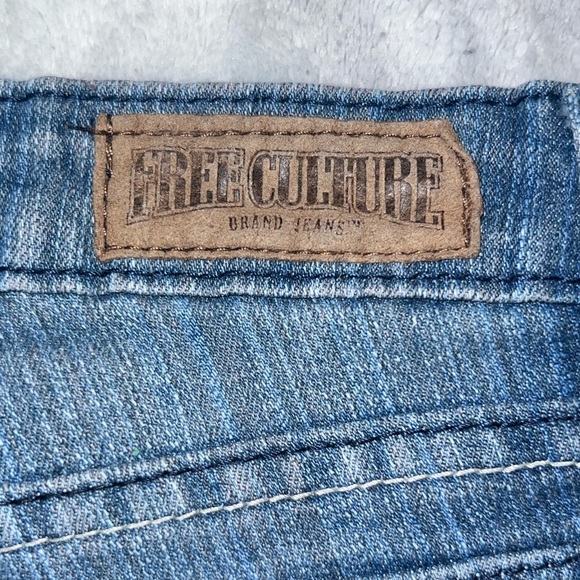 True religion short shorts. Size 1. In great condition. Denim shorts. - Picture 4 of 5